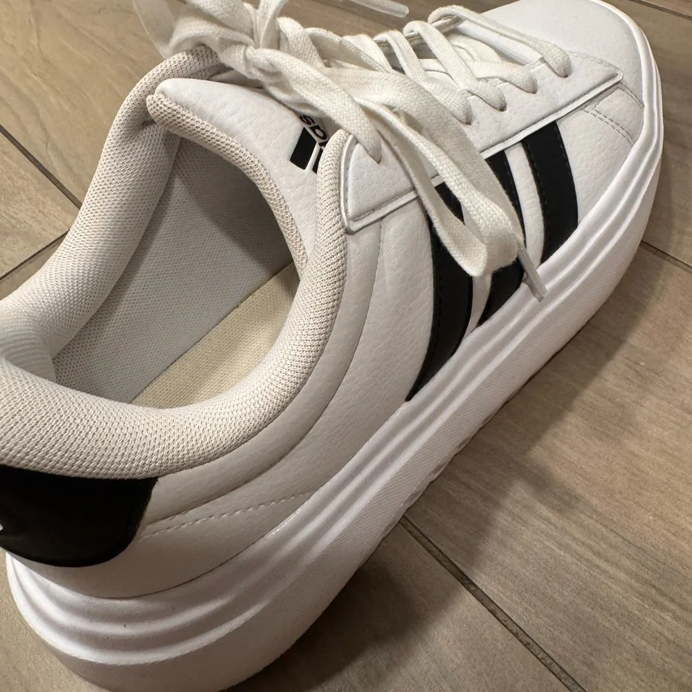 Women’s Adidas Classic White Sneakers with Black Stripes - Picture 5 of 7